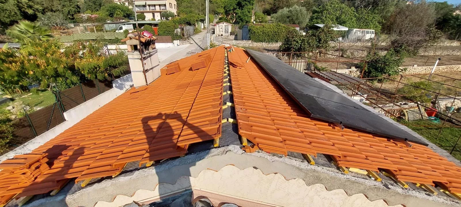 Toiture plate en cours de rénovation dans le district d’Aigle
