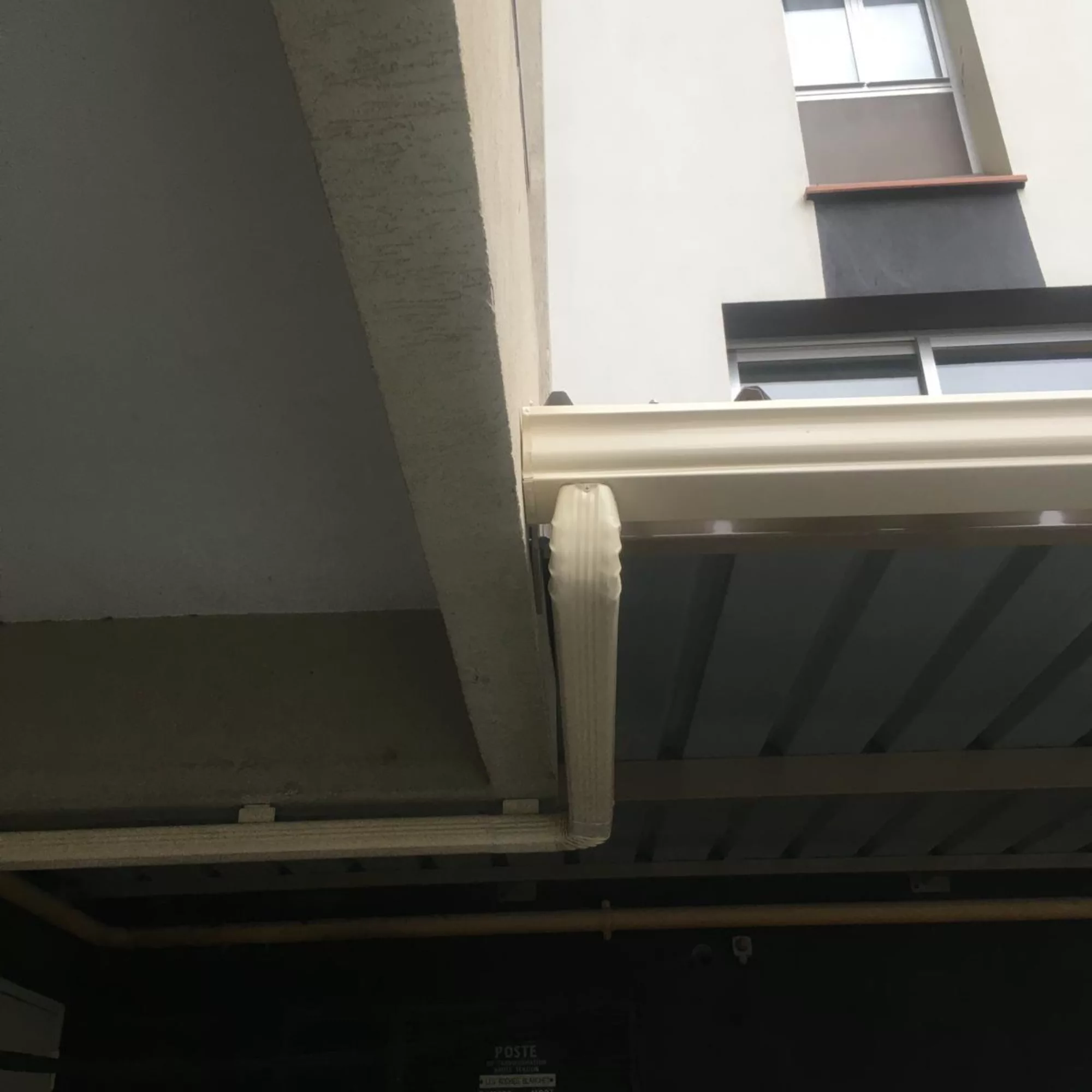 Pose de chéneau par un ferblantier dans le district d’Aigle