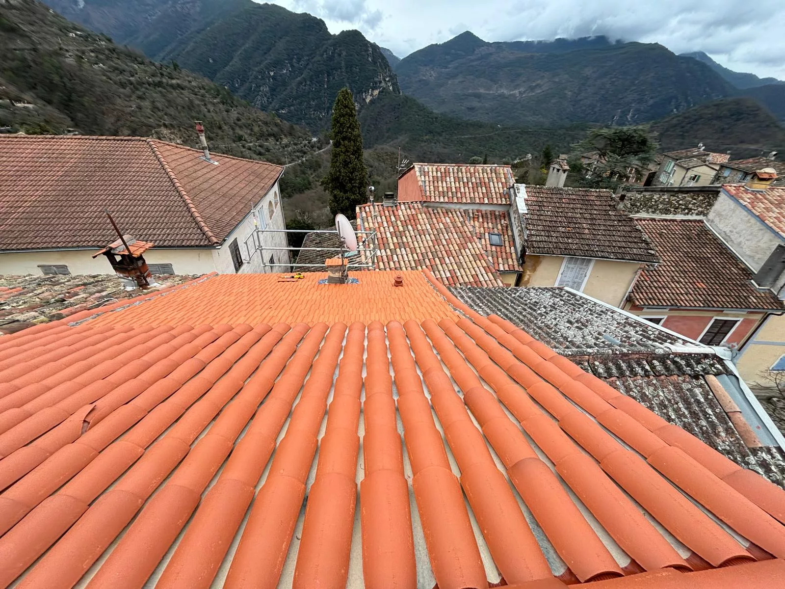 Intervention de dépannage sur une toiture après une infiltration